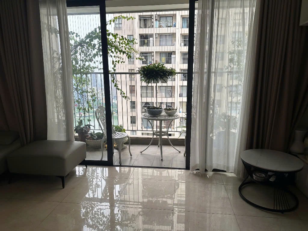 Cần bán căn VIEW HỒ 3PN Vinhomes D'Capitale giá 9.x tỷ SHLD 2