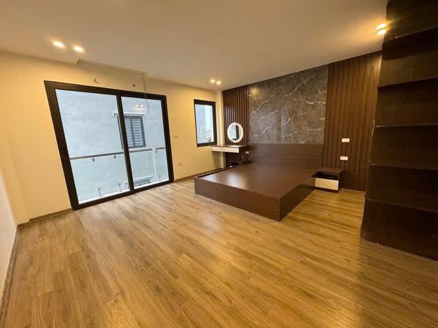 NHÀ MỚI Ô TÔ VÀO NHÀ Đàm Quang Trung 42m2,X  6 tầng,mặt tiền 4.8m, 10.2 tỷ Long Biên. 5