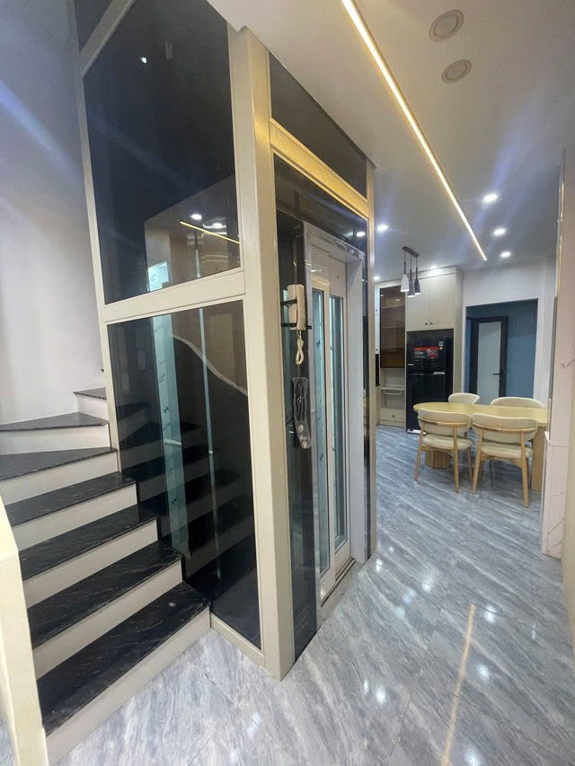 NHÀ MỚI DÂN XÂY NGÕ RỘNG BA GÁC QUA Ngọc Thụy-Long Biên 45m2,4 tầng X 8.5 tỷ.