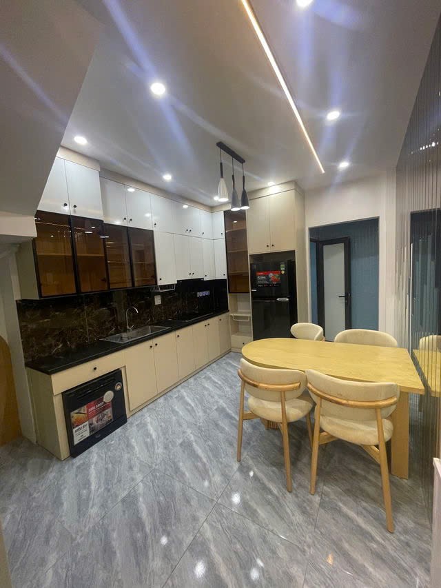 NHÀ MỚI DÂN XÂY NGÕ RỘNG BA GÁC QUA Ngọc Thụy-Long Biên 45m2,4 tầng X 8.5 tỷ. 4