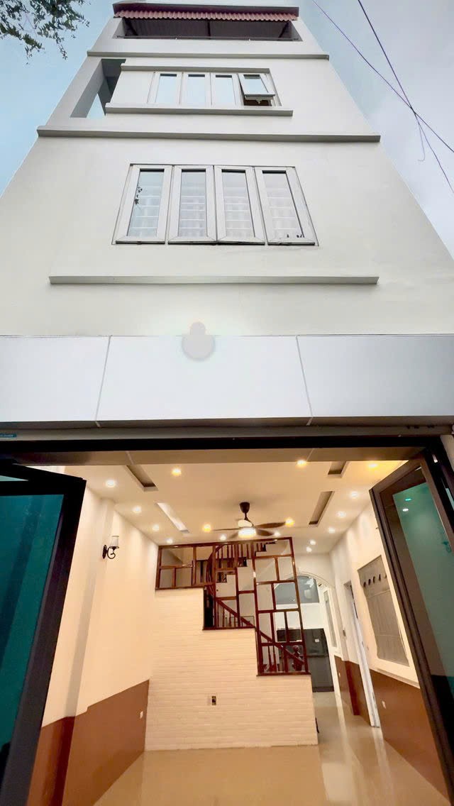 NHÀ MỚI Ô TÔ ĐỖ CỬA Ngọc Thụy 48.5 m2,X  4 tầng, mặt tiền 4m, 8.8 tỷ Long Biên.