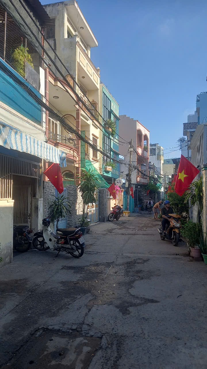 CẦN TIỀN BÁN GẤP NHÀ HOÀI THANH [P14, Q8] DT: 83M2 (4.3X 2OM) 2T, 5PN CHỈ 7 TỶ ĐƯỜNG TRƯỚC NHÀ 4