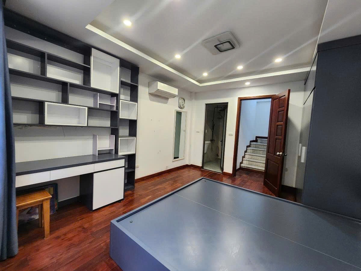 Bán nhà Qua Nhân - Mặt ngõ kinh doanh 40m ra phố sát doanh trại Quân Đội chỉ hơn 8 tỷ 3