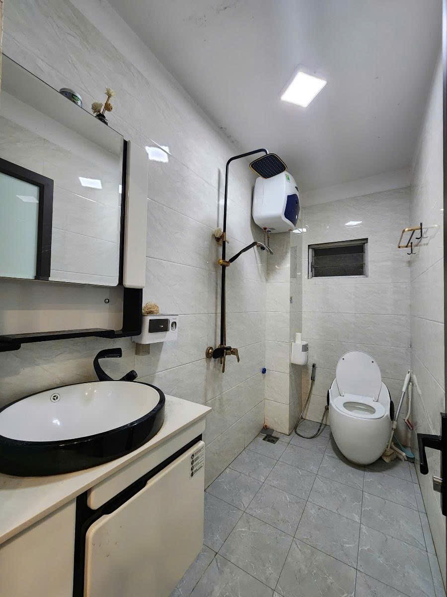Bán nhà Qua Nhân - Mặt ngõ kinh doanh 40m ra phố sát doanh trại Quân Đội chỉ hơn 8 tỷ 5
