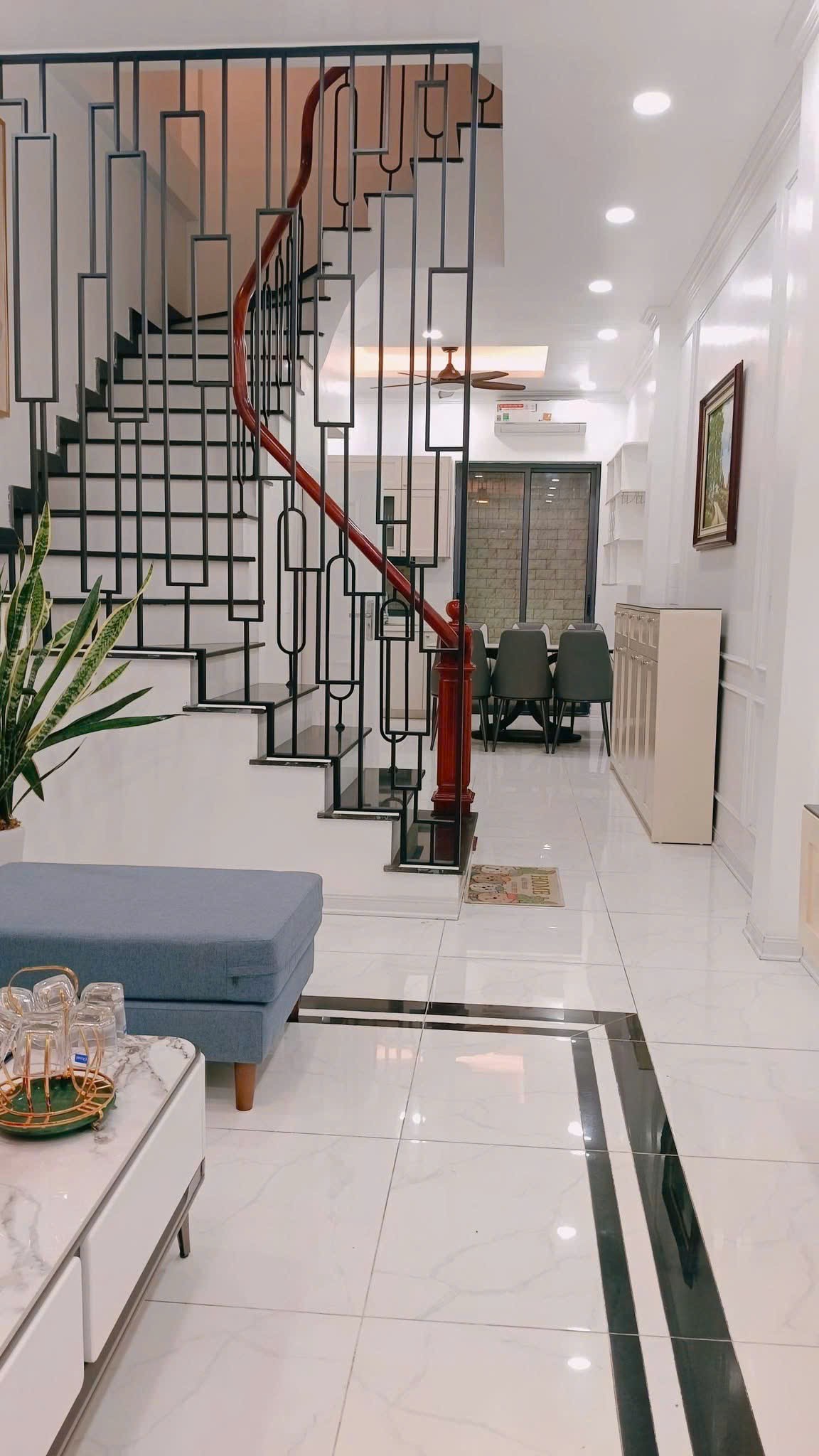 BÁN NHÀ NGỌC LÂM, LONG BIÊN, GẦN BẾN XE, TRƯỜNG HỌC, CHỢ, NHÀ PHÂN LÔ, Ô TÔ TRÁNH, FULL NỘI THẤT.
