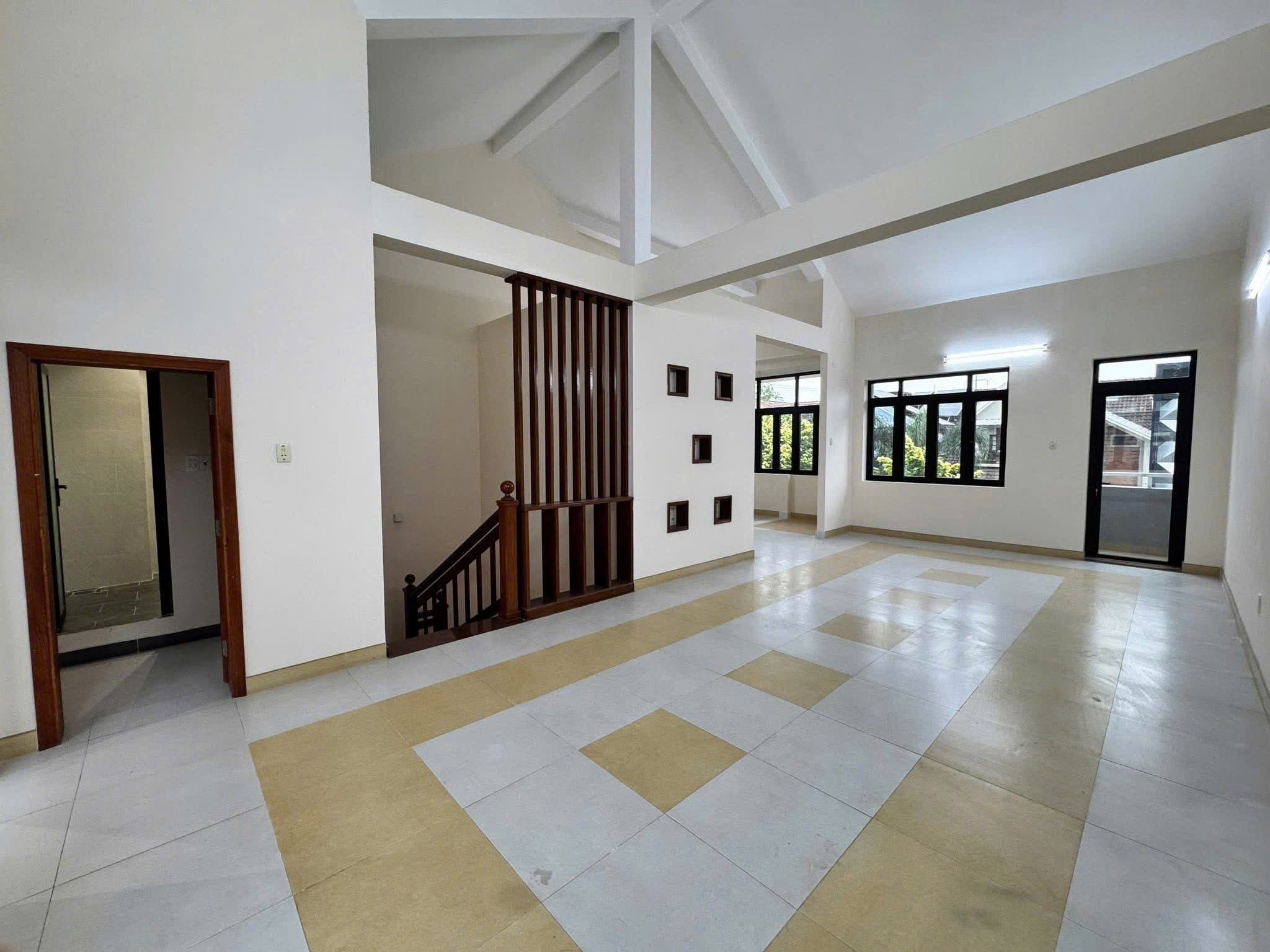 Cho thuê Văn phòng Phường Phước Long B, Quận 9, Diện tích 136m², Giá 036 Triệu/tháng
