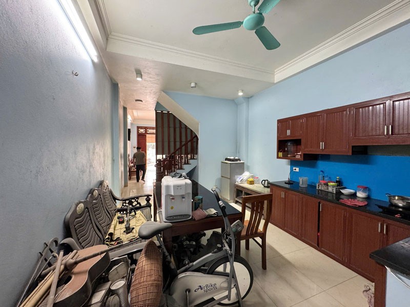 Cần bán 93m2 nhà 4 tầng mặt phố 36 Cổ Linh. Đường 15m, gần đường quy hoạch 25m 6