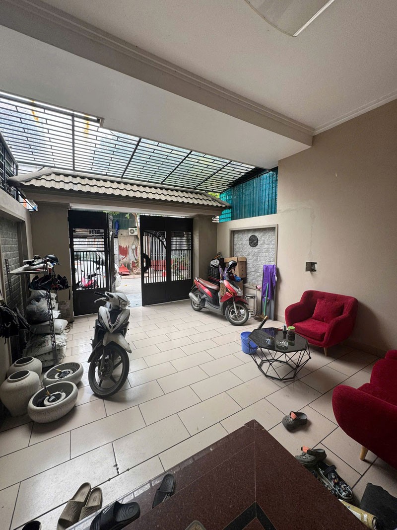 Cần bán 98,2m2 nhà 4,5 tầng mặt phố Nguyễn Văn Hưởng. Vị trí đẹp, ô tô tránh, vỉa hè, kinh doanh