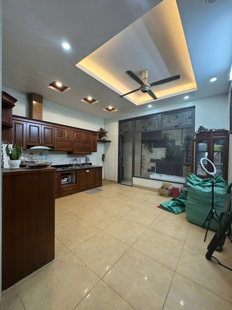 Cần bán 98,2m2 nhà 4,5 tầng mặt phố Nguyễn Văn Hưởng. Vị trí đẹp, ô tô tránh, vỉa hè, kinh doanh 2