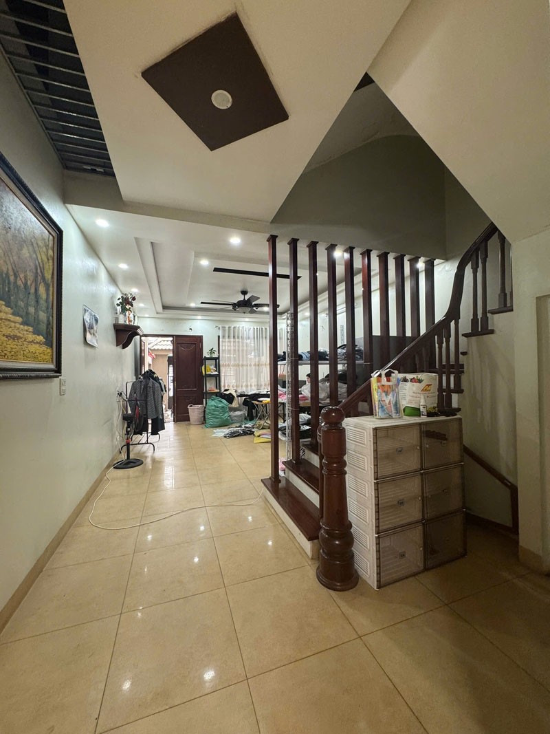 Cần bán 98,2m2 nhà 4,5 tầng mặt phố Nguyễn Văn Hưởng. Vị trí đẹp, ô tô tránh, vỉa hè, kinh doanh 3