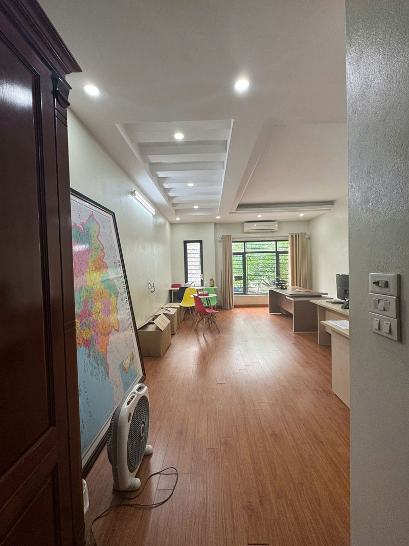 Cần bán 98,2m2 nhà 4,5 tầng mặt phố Nguyễn Văn Hưởng. Vị trí đẹp, ô tô tránh, vỉa hè, kinh doanh 4