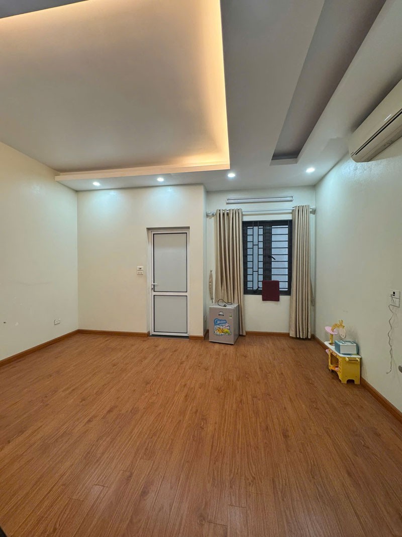 Cần bán 98,2m2 nhà 4,5 tầng mặt phố Nguyễn Văn Hưởng. Vị trí đẹp, ô tô tránh, vỉa hè, kinh doanh 5