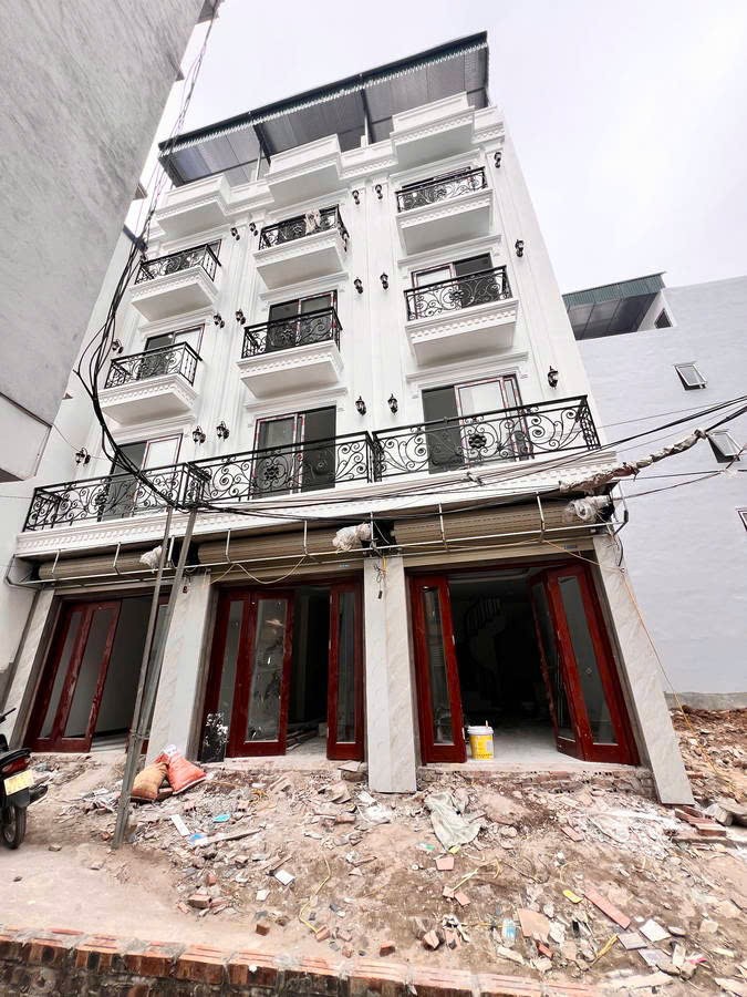 NHÀ MỚI Ở LUÔN Ô TÔ ĐỖ CỬA Bát Khối 30 m2,5 tầng, mặt tiền 3.4m,6.3 tỷ Long Biên.