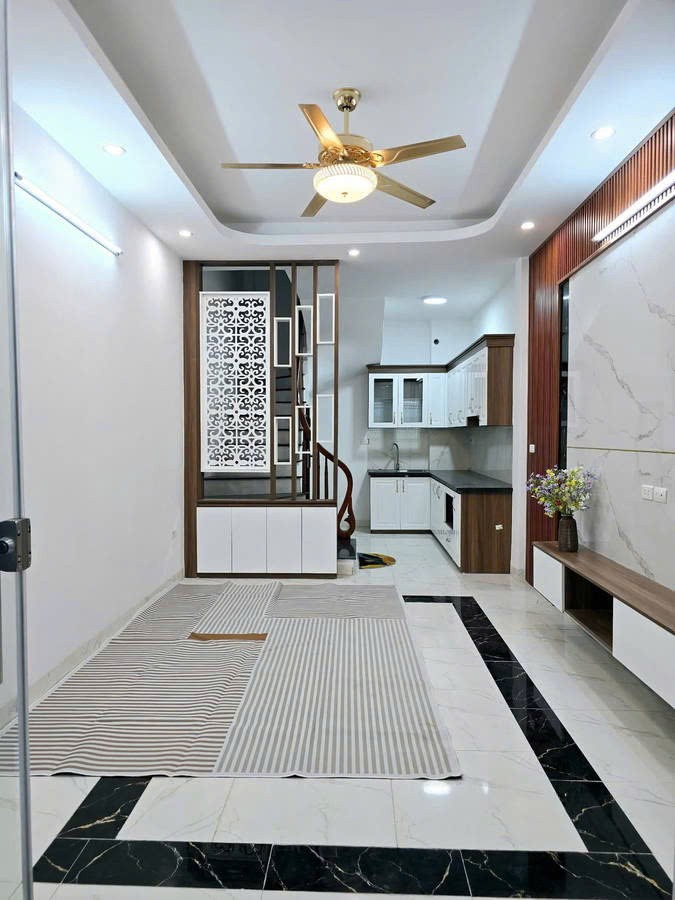 NHÀ MỚI Ở LUÔN Ô TÔ ĐỖ CỬA Bát Khối 30 m2,5 tầng, mặt tiền 3.4m,6.3 tỷ Long Biên. 3