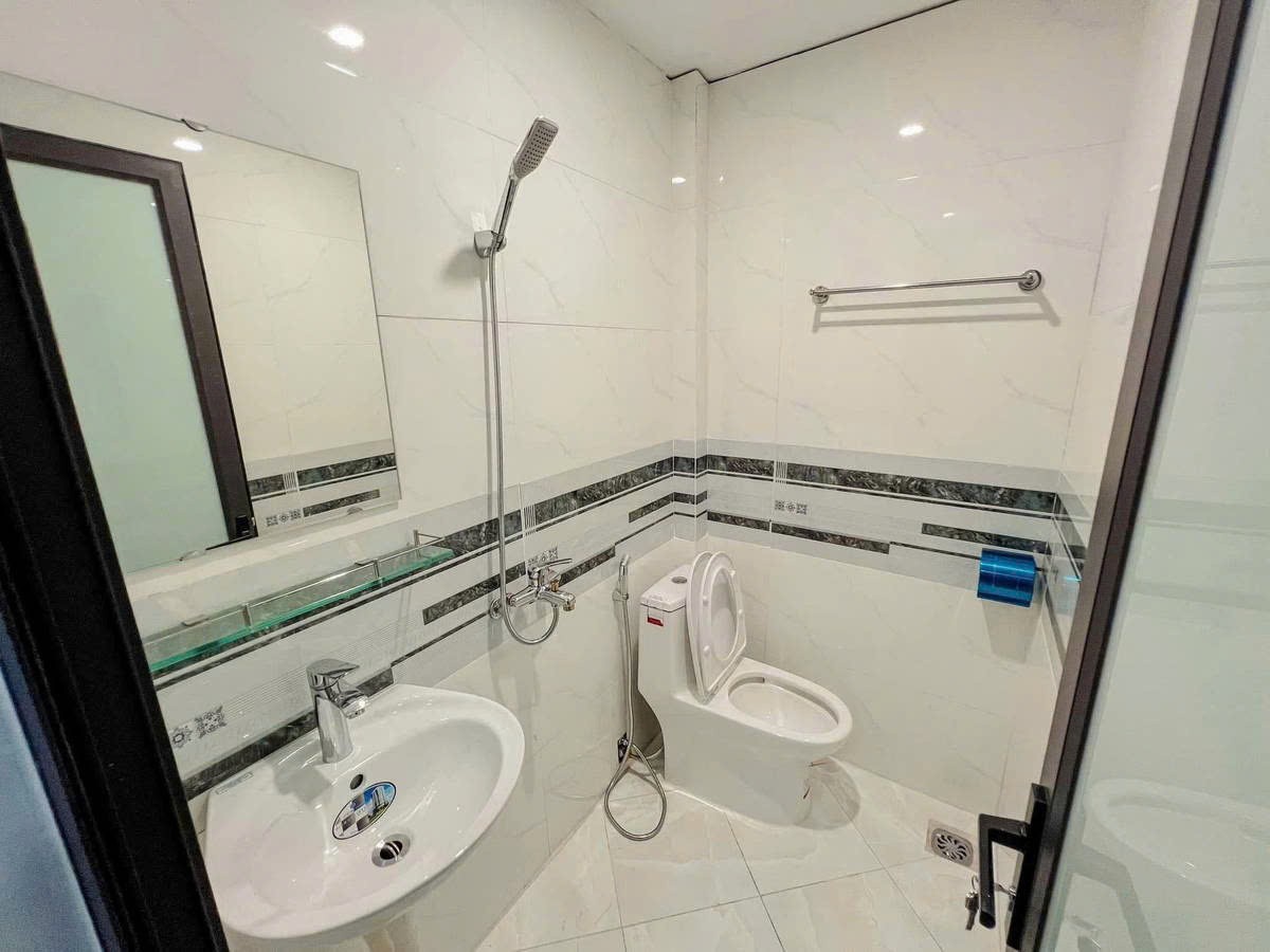 NHÀ MỚI Ở LUÔN Ô TÔ ĐỖ CỬA Bát Khối 30 m2,5 tầng, mặt tiền 3.4m,6.3 tỷ Long Biên. 4