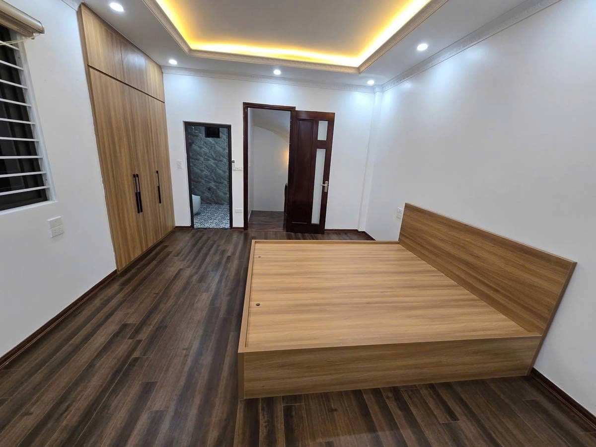 NHÀ MỚI Ở LUÔN Ô TÔ ĐỖ CỬA Bát Khối 30 m2,5 tầng, mặt tiền 3.4m,6.3 tỷ Long Biên. 5