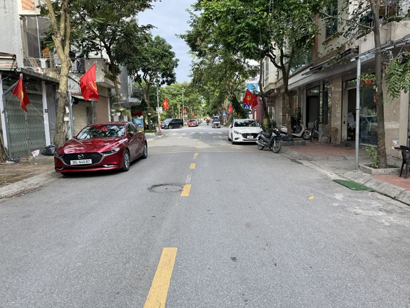 Bán nhà cấp 4 Phố Quán Tình, Giang Biên: 63,4m2, khổ đất đẹp, cách Hồ 30m - Sống Xanh An Lành!