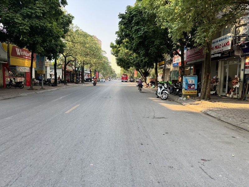 Cần bán 60m2 nhà 6 tầng mặt phố Phạm Khắc Quảng, Giang Biên. Đường rộng 25m, nhà toàn đồ gỗ 6