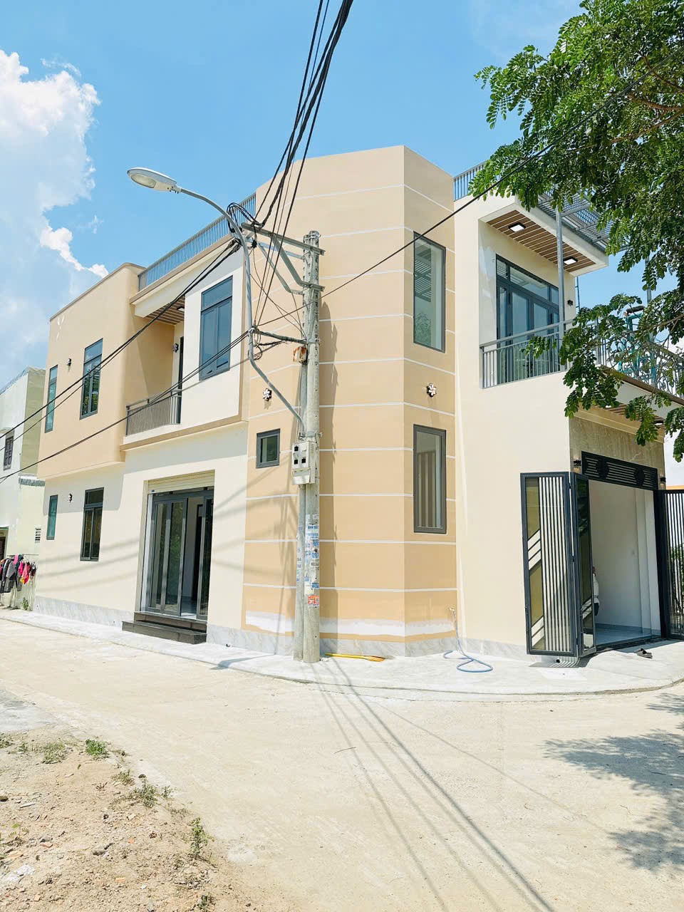 Bán nhà 1 trệt 1 lầu căn góc tđc đất lành cách đường Phong Châu 80m. 3