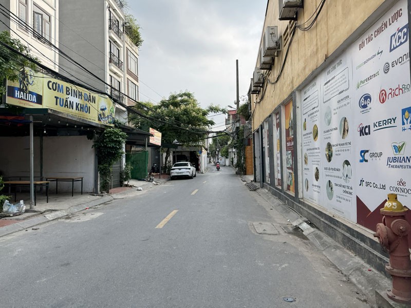 Mặt phố Mai Phúc: 34,5m2 + 20m2 lưu không, nhà cấp 4 kinh doanh sầm uất, gần chợ, chung cư lớn 3