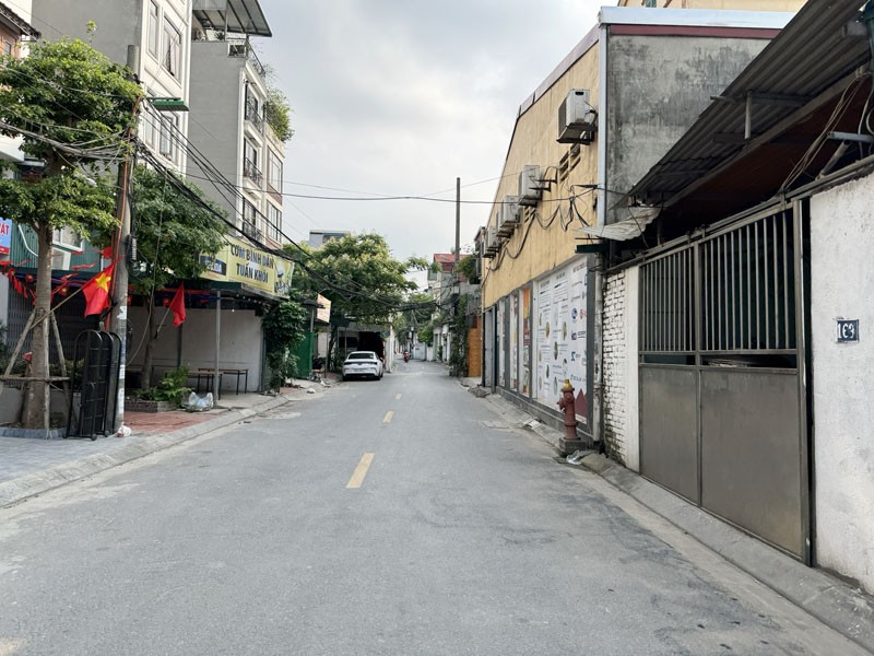 Mặt phố Mai Phúc: 34,5m2 + 20m2 lưu không, nhà cấp 4 kinh doanh sầm uất, gần chợ, chung cư lớn 4