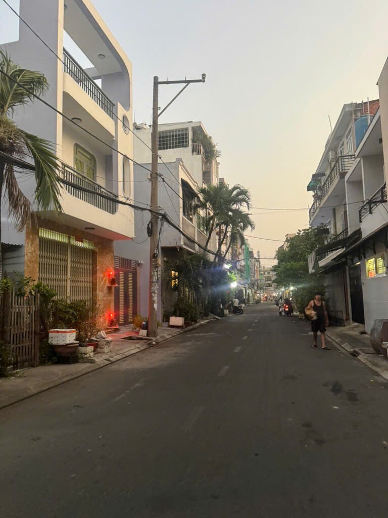 Bán nhà mặt tiền cạnh chợ Hiệp Tân-ngang 4m-80m2-khu an ninh-sổ vuông chỉ 8 tỷ hơn