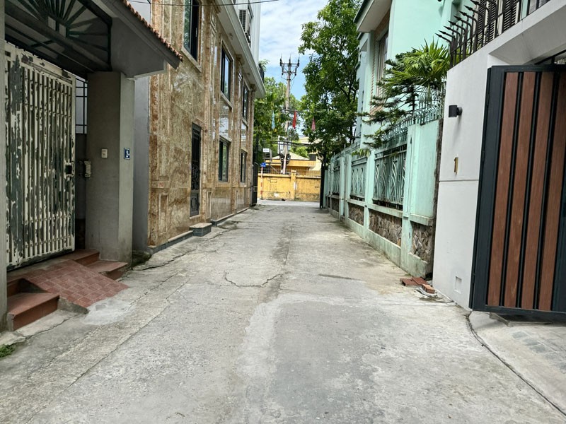 Cần bán 60,7m2 nhà 3 tầng ngõ 390 Nguyễn Văn Cừ. Cách 30m ra ô tô đỗ, đang cho thuê 12tr/tháng