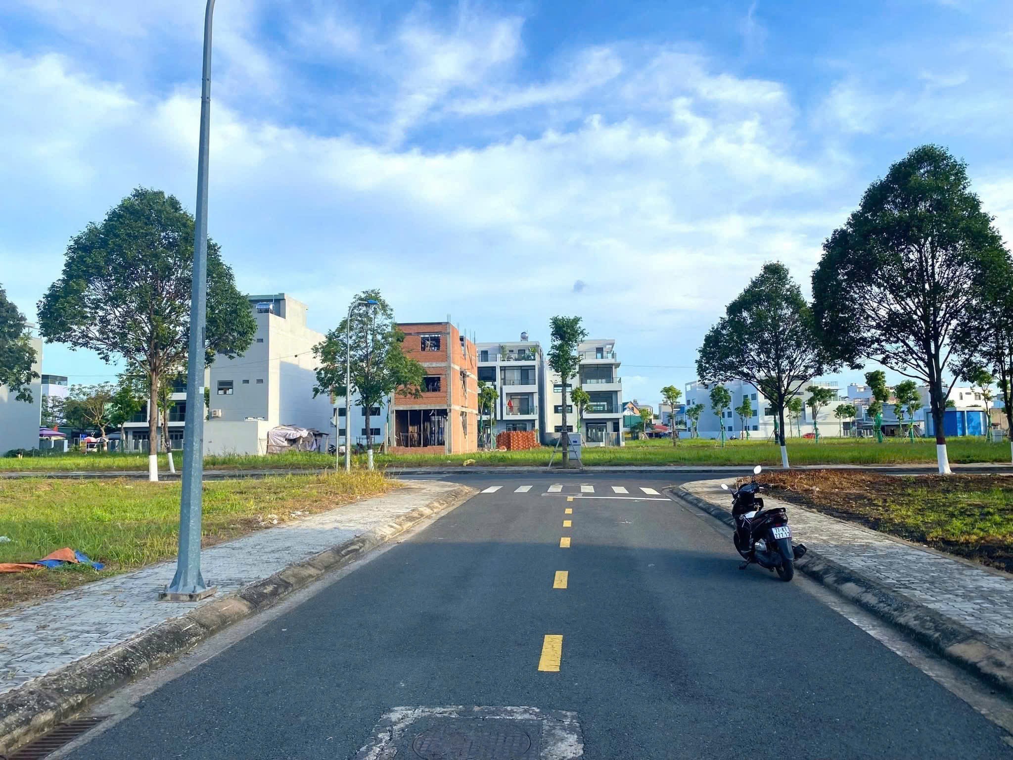 Cần bán Đất Phường Trường Thạnh, Quận 9, Diện tích 215m², Giá 15.3 Tỷ 2
