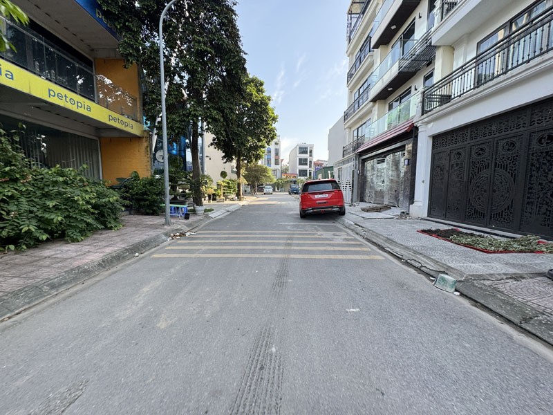 Cần bán 90m2 nhà 6 tầng, thang máy, thiết kế kinh doanh, gần phố Nông Vụ, Phúc Lợi. Đường rộng 13m 5