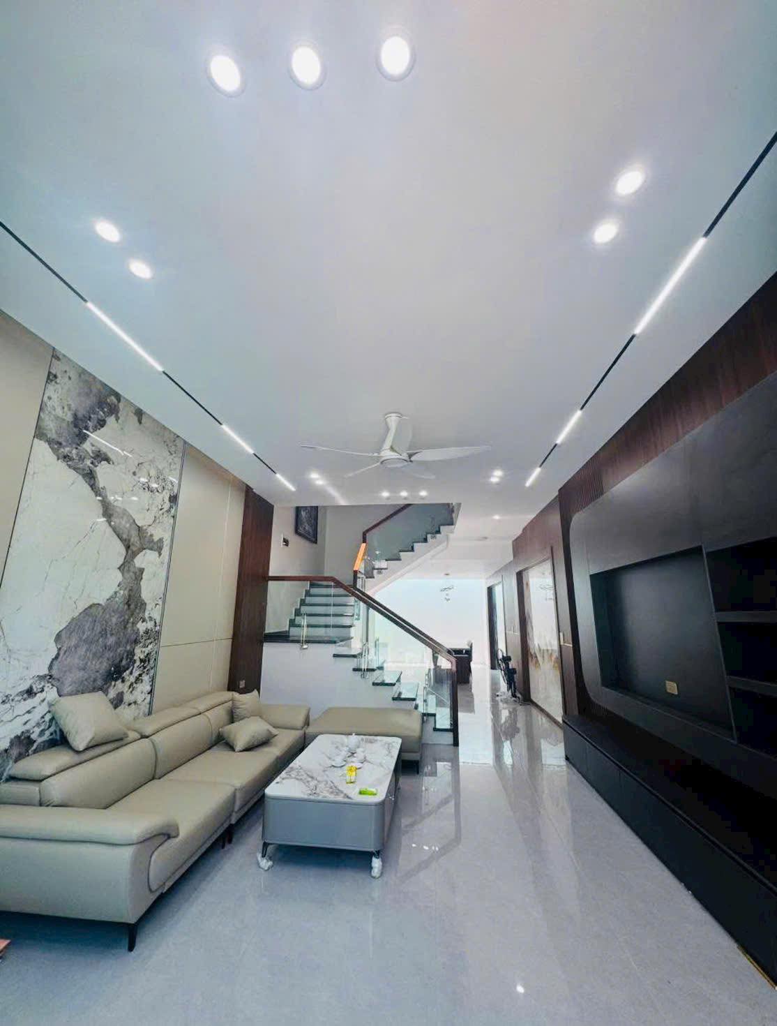 Bán căn nhà 3.5 tầng mặt phố KĐT Tân Phú Hưng, TP Hải Dương, 67.5m2, mt 4.5m, 4 ngủ 2