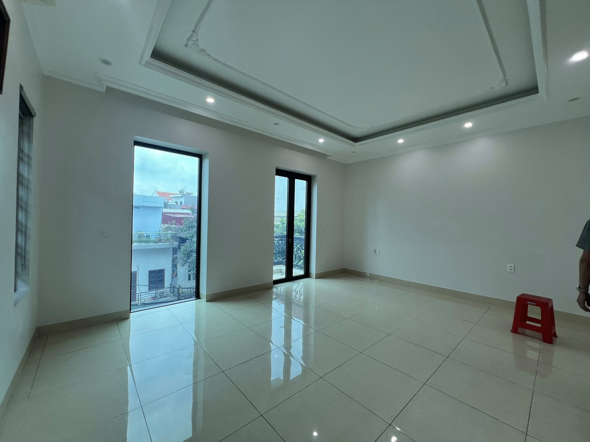 Bán căn nhà 4 tầng lô góc, thang máy, mặt phố phường Trần Hưng Đạo, TP HD, 73.3m2, mt 6m 11