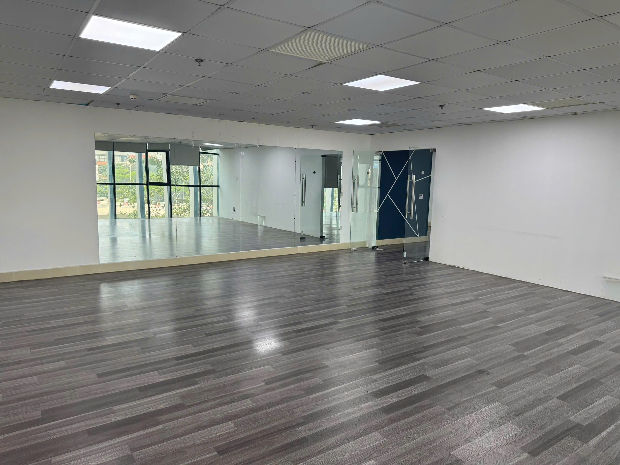 VĂN PHÒNG 430M2 MẶT TIỀN NGÃ TƯ HOÀNG QUỐC VIỆT VỚI GIÁ ALL-IN CỰC HỢP LÝ