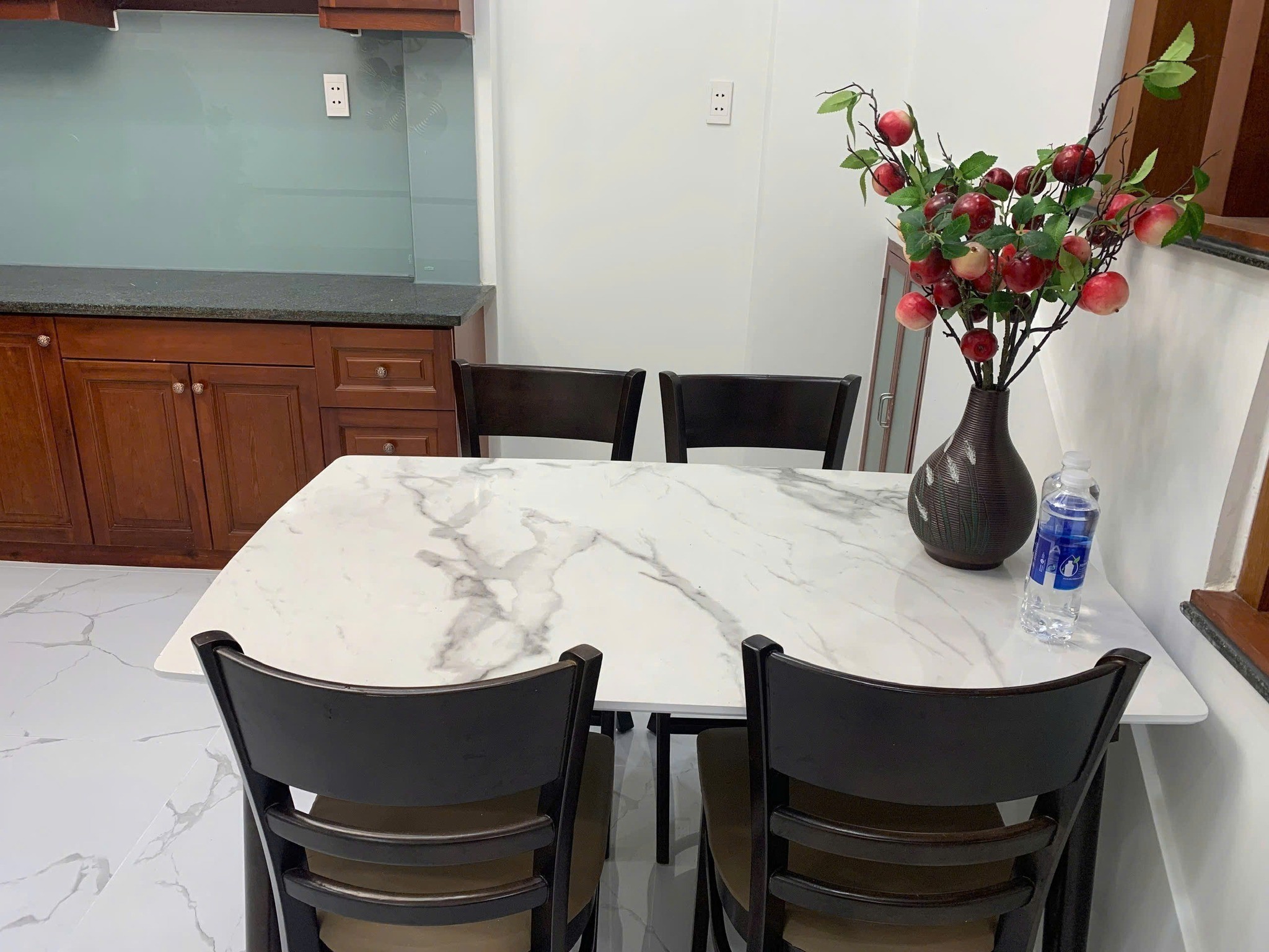 CHO THUÊ NHÀ MỚI TINH ĐƯỜNG QUỐC LỘ 13 NGAY PHỞ HUỲNH TRÂM,4PN GIÁ 14TR 5