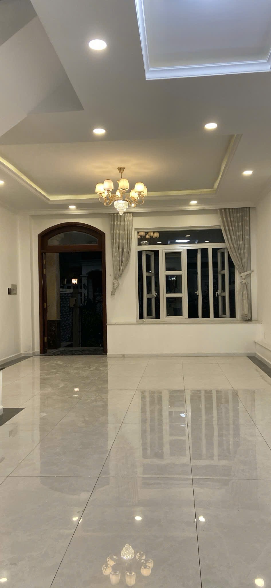 28TR. CHO THUÊ BIỆT THỰ KHU COMPOUn tích: 5m×22mND SÁT BÊN GIGAMALL. 1 HẦM 1 TRỆT 3 LẦU, BẢO VỆ 24/