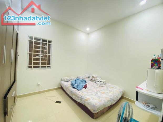 Bán nhà mặt phố đường số 5, Phước Bình, Q9, Thủ Đức, TP HCM. DT 102m2, cấp 4. Giá 9.4 tỷ 3