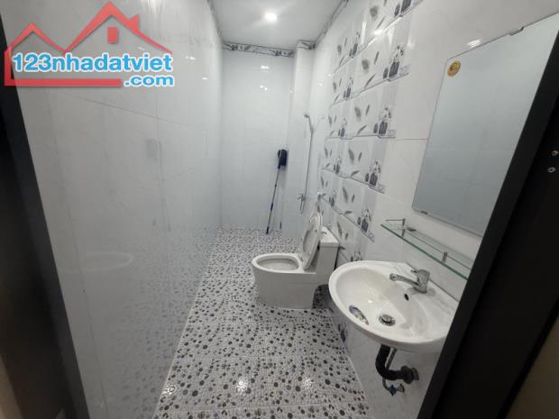 Bán nhà mặt phố đường số 5, Phước Bình, Q9, Thủ Đức, TP HCM. DT 102m2, cấp 4. Giá 9.4 tỷ 4