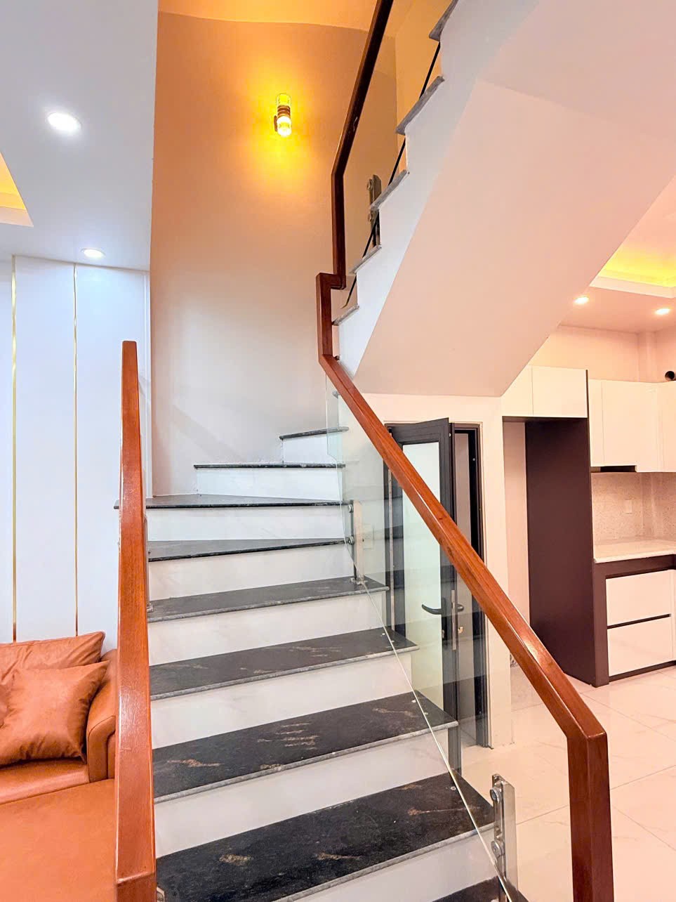 Bán nhà 3 tầng, 36m2 tại Trần Lãm, TP. Thái Bình, giá 2.4xx tỷ, sổ đỏ chính chủ. LH: 0964386960 5