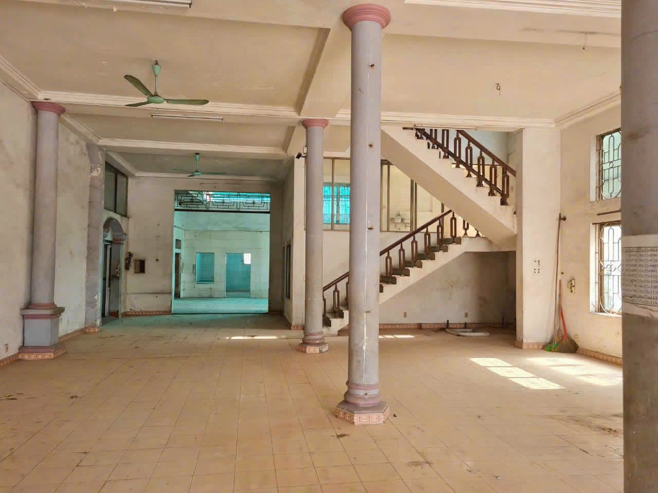 Bán đất tặng căn nhà 2 tầng mặt đường Hoàng Ngân, TP Hải Dương, 505.7m2, mt rộng, giá cực tốt 4