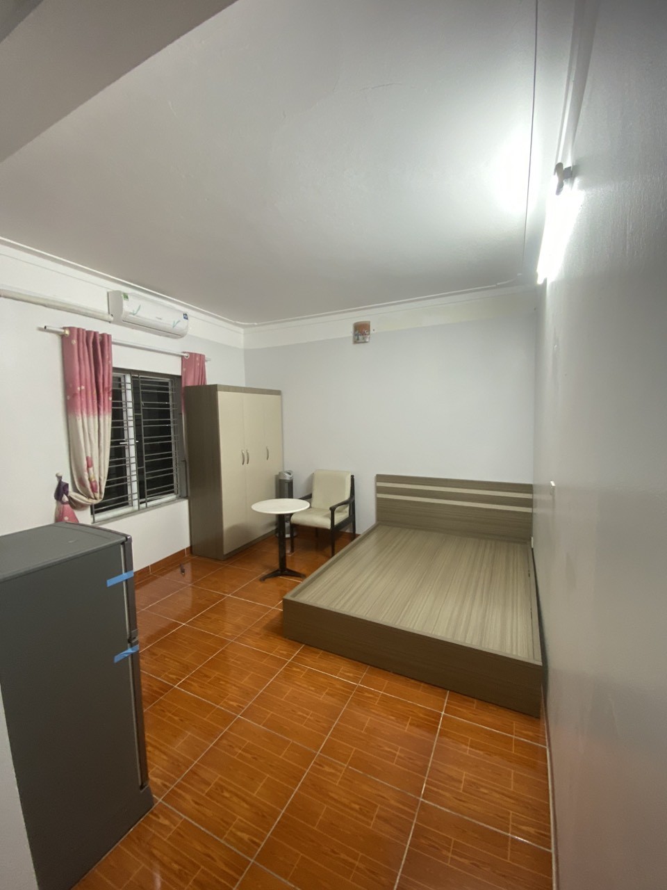 Cho thuê Căn hộ Apartment - CCMN tại Ngõ 193 Trích Sài, Tây Hồ.  Ban công rộng thoáng. Chỉ 7tr 4