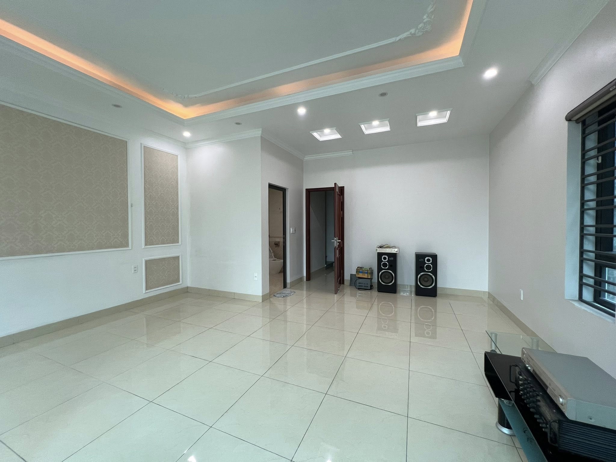 Bán căn nhà 4 tầng lô góc, thang máy, mặt phố phường Trần Hưng Đạo, TP HD, 73.3m2, mt 6m 7
