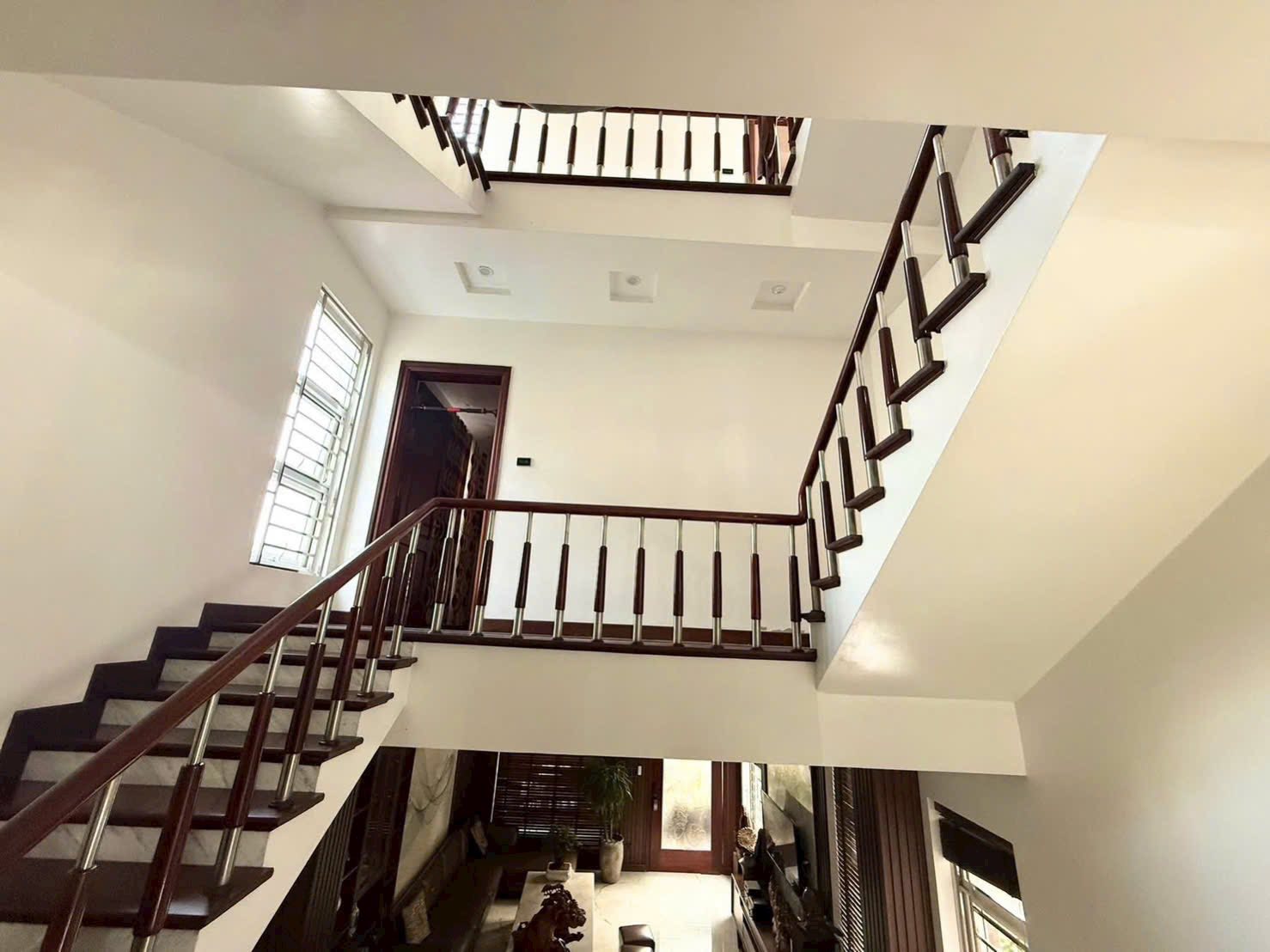 Bán biệt thự mặt đường Bùi Thị Xuân, Đông Nam Cường, TP Hải Dương, 150m2, mt 9m, 3.5 tầng, view sôn 7