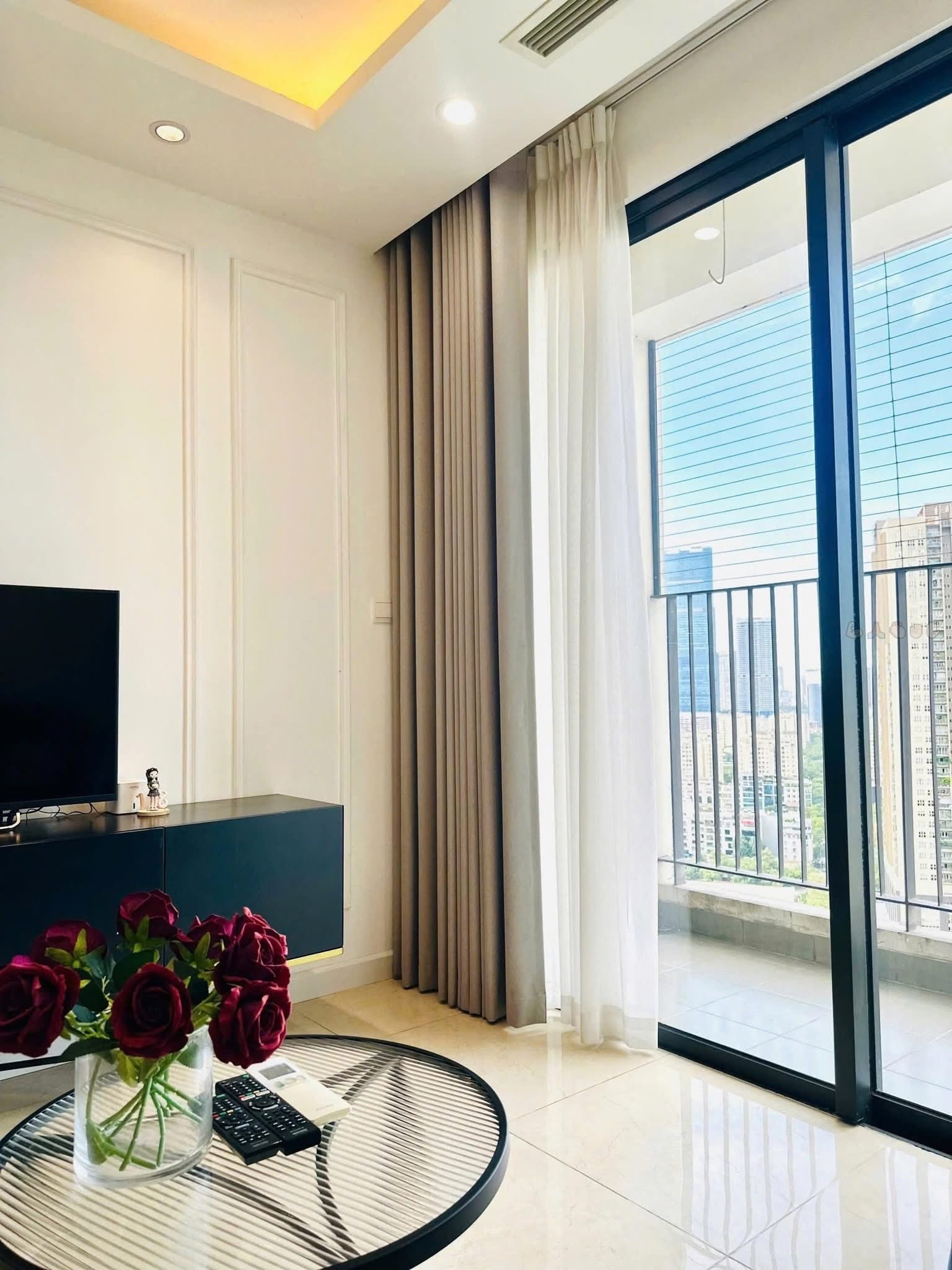 Bán căn 2PN trực diện view hồ Vinhomes D'Capitale, giá 10.x tỷ 3