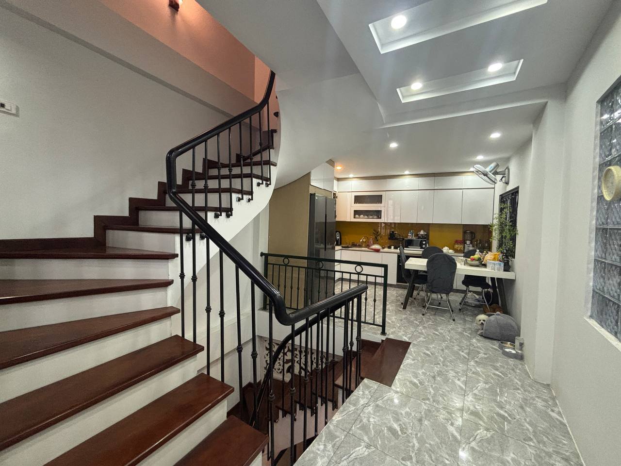 TRUNG TÂM LONG BIÊN-NHÀ MẶT HỒ TAI TRÂU-LÔ GÓC-45M 5T 13xTỶ-FULL NỘI THẤT-KINH DOANH
