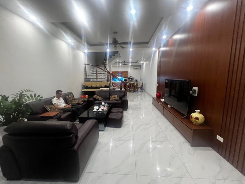 Sang Mỹ Định Cư - Bán Nhà Giang Biên 75m2 x 5 Tầng – Đường 13,5m, Gần Trường Chợ 3