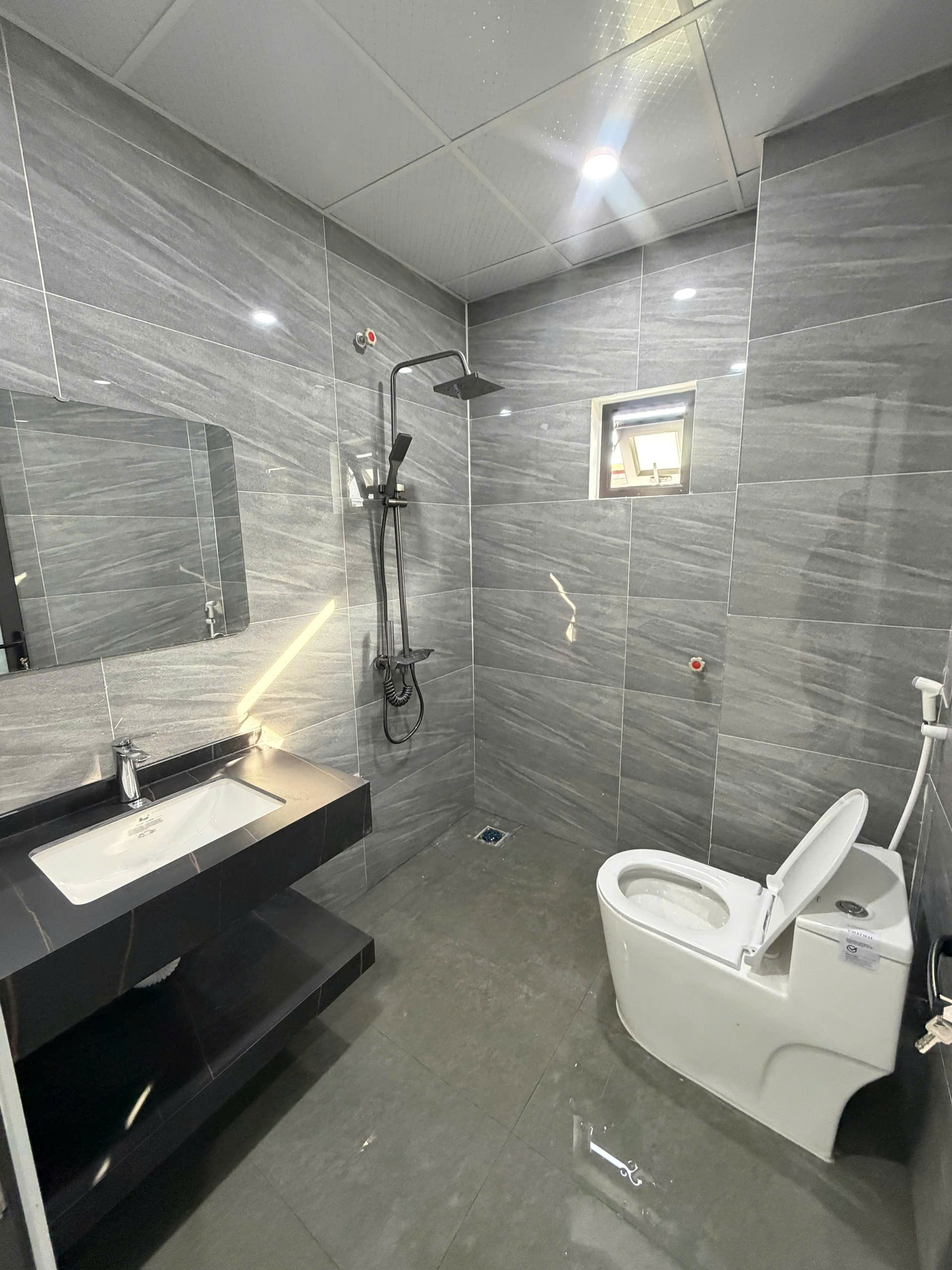bán nahf trần lãm, gần nhà máy nước và cách ngã 4 lạc đạo là 350m, đường oto tránh nhau 4
