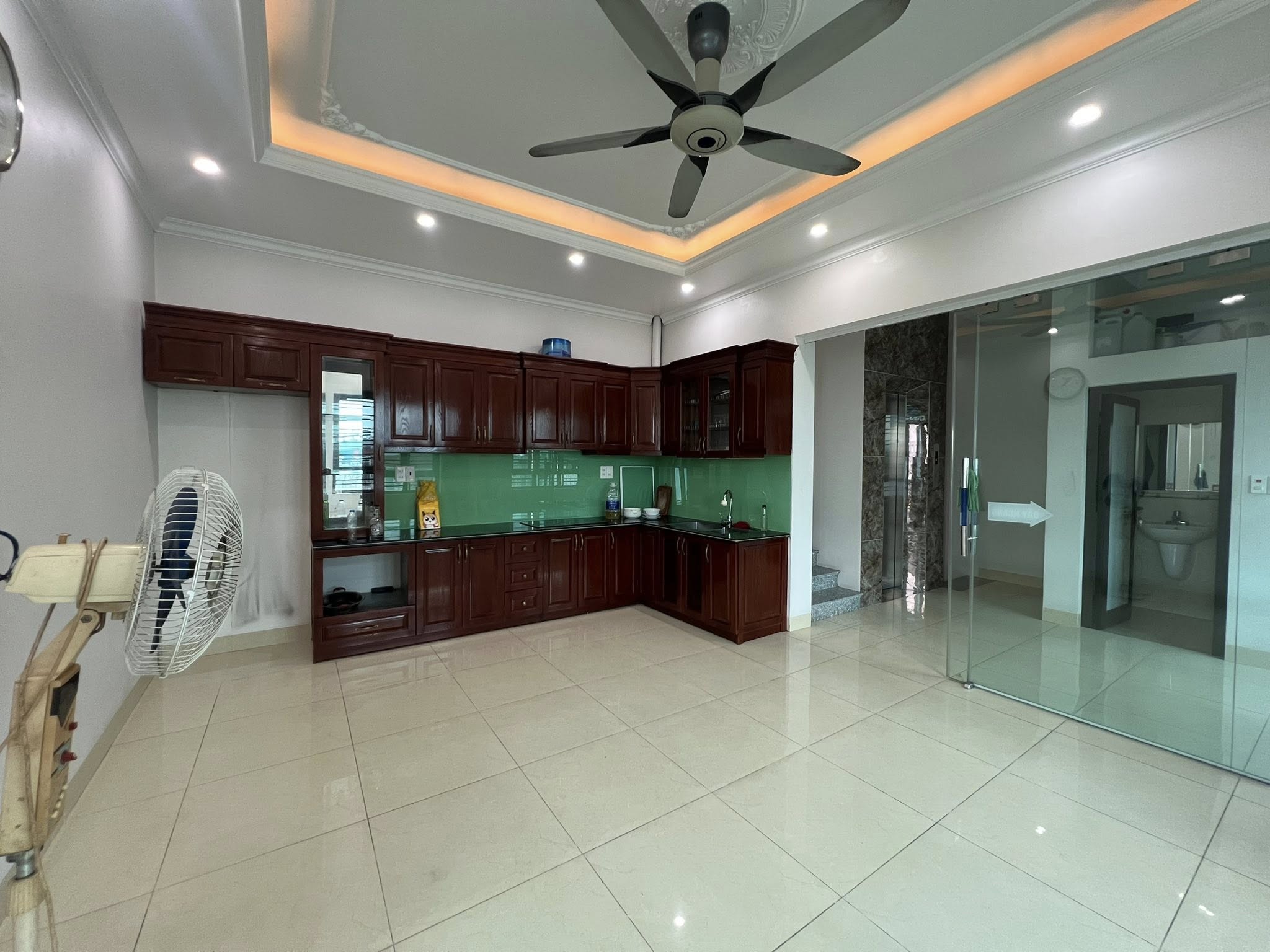 Bán căn nhà 4 tầng lô góc, thang máy, mặt phố phường Trần Hưng Đạo, TP HD, 73.3m2, mt 6m 10