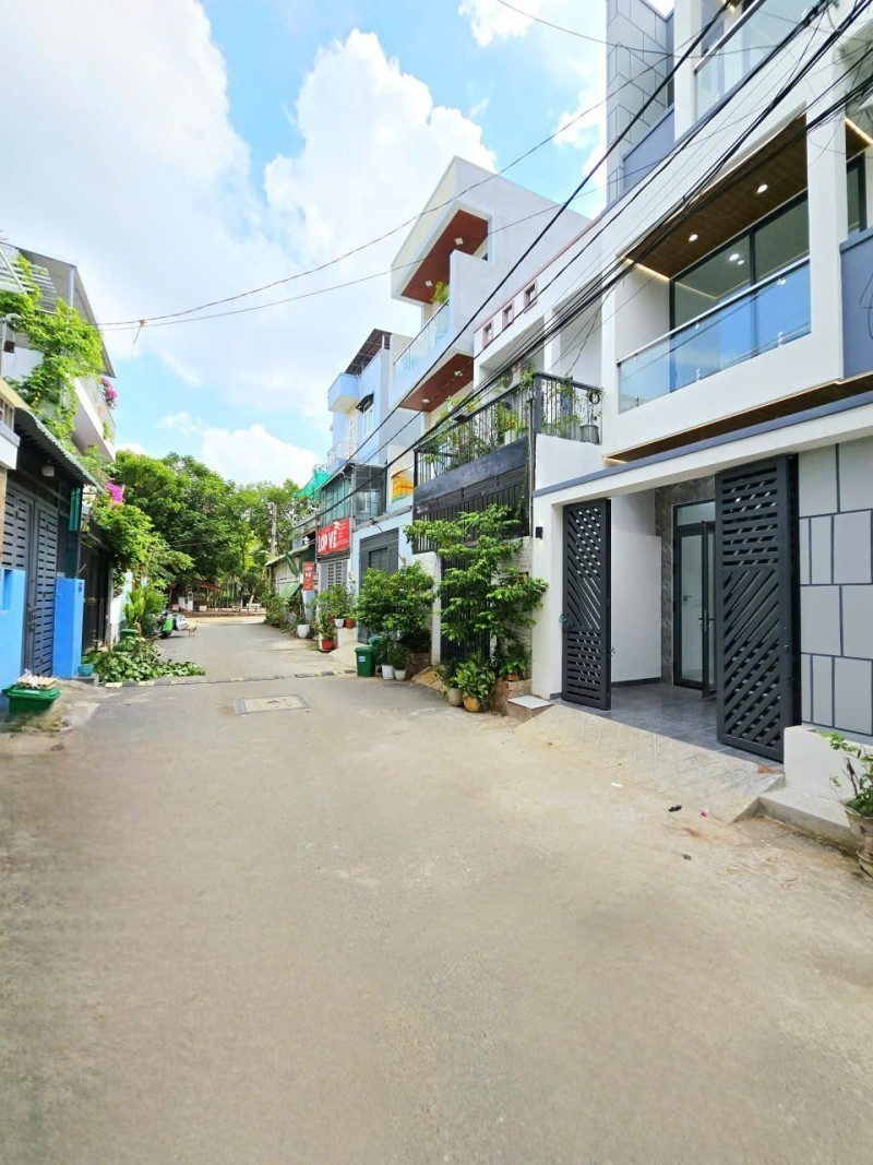 Bán nhà mặt phố đường Trường Lưu, Q9, Thủ Đức, TP HCM. DT 50m2, 3 tầng, SH. Giá 4,7 tỷ. 5