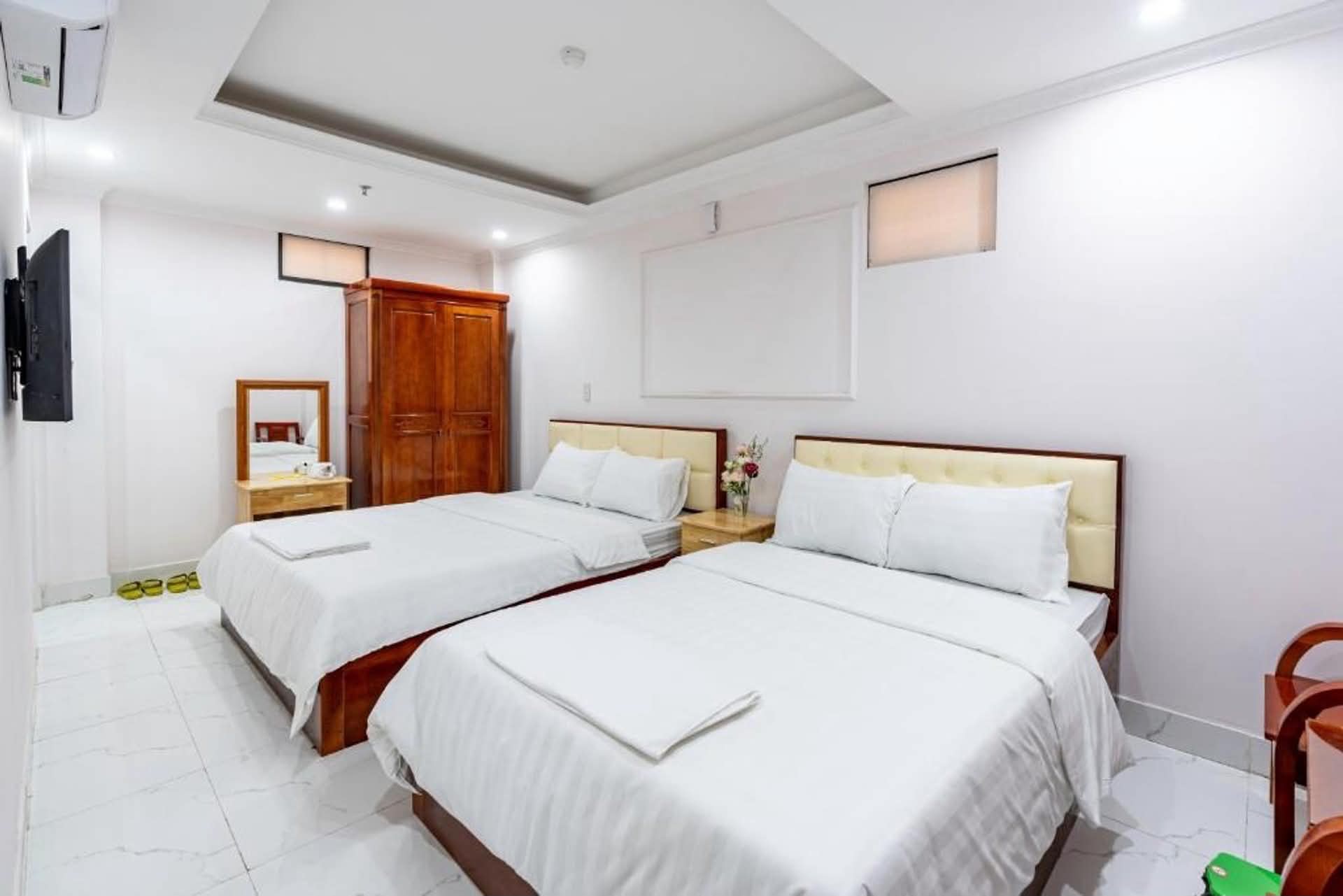 khách sạn Cổ Linh, dòng tiền ổn định 1.2tỷ/năm ,vỉa hè, ôtô dừng đỗ ngày đêm 4