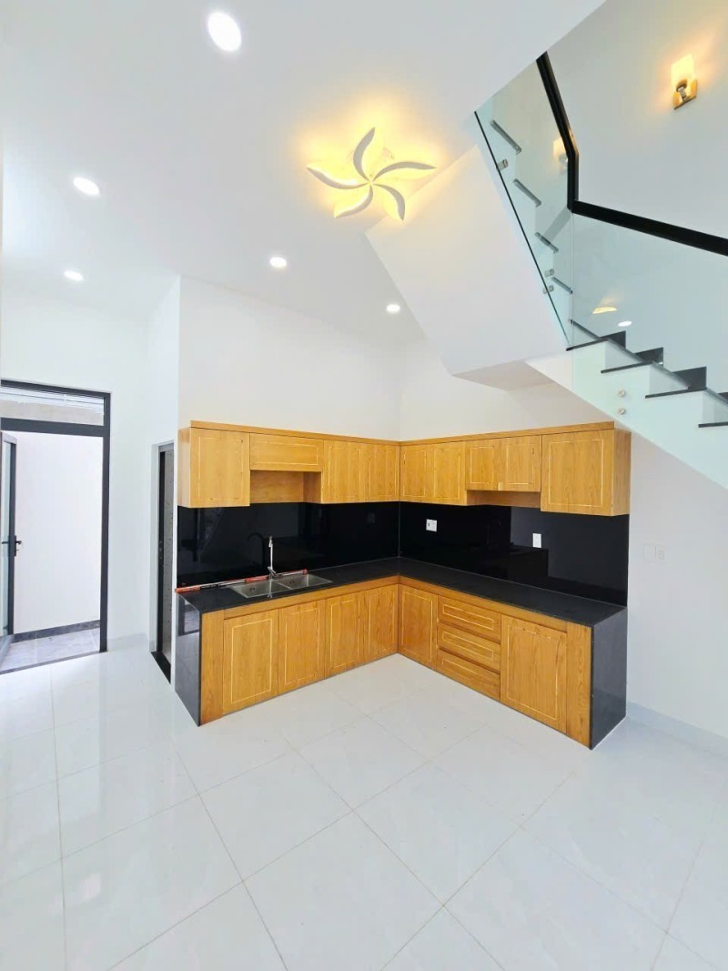 Bán nhà mặt phố đường Trường Lưu, Q9, Thủ Đức, TP HCM. DT 50m2, 3 tầng, SH. Giá 4,7 tỷ. 3