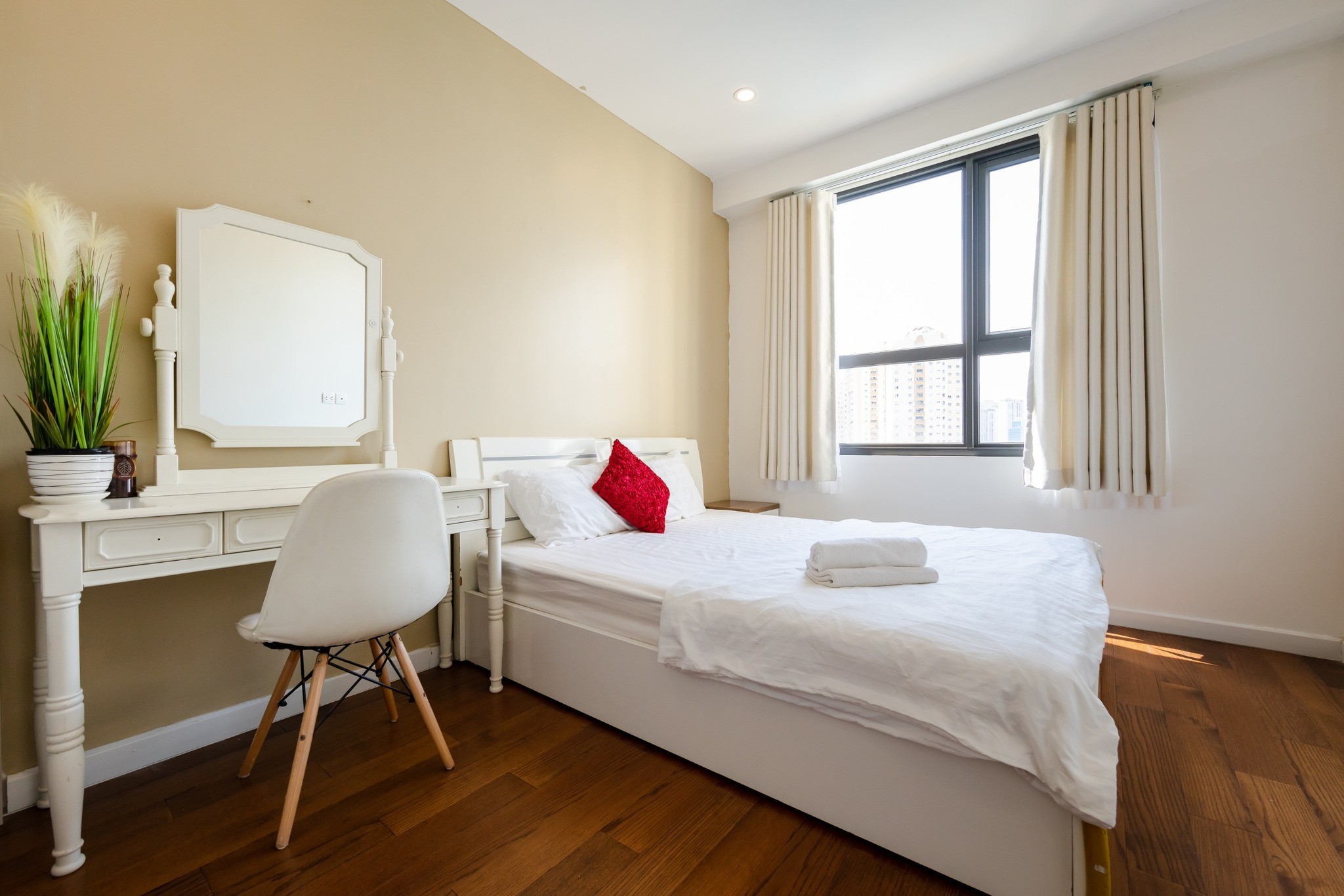 Bán căn 2PN trực diện view hồ Vinhomes D'Capitale, giá 10.x tỷ 6